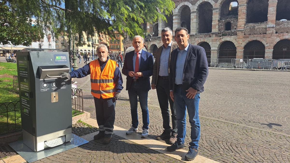 In piazza Bra tre compattatori solari al posto di una cinquantina di cestini