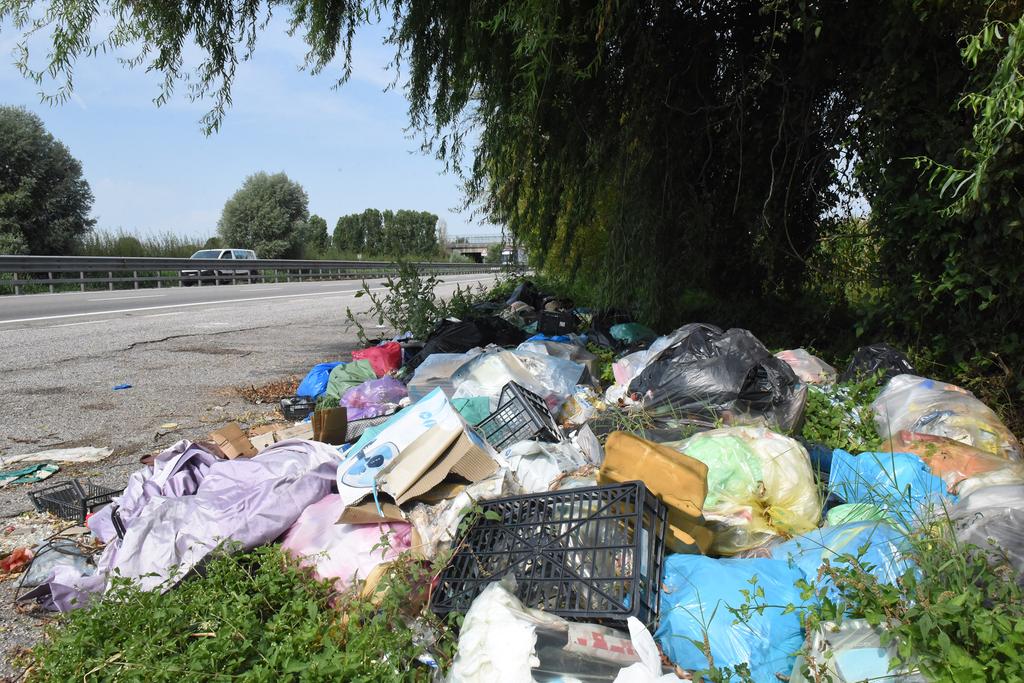 Piazzole di sosta come discariche: i «nomadi dei rifiuti» non vanno in ferie